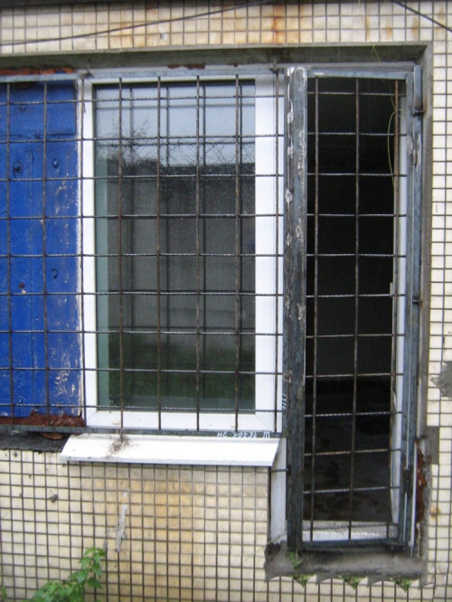Металлические решетки для окон и дверей 19