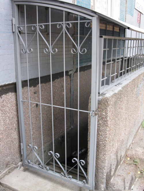 Металлические решетки для окон и дверей 9