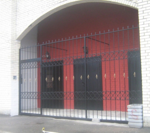 Металлические решетки для окон и дверей 16
